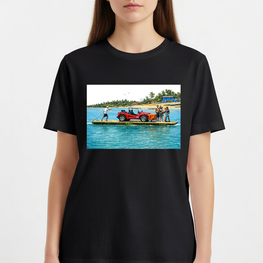 Camiseta com estampa frontal de cena litorânea com pessoas e jipe sobre balsa em rio, e estampa traseira de texto "Barra do Rio" com sol e palmeiras.