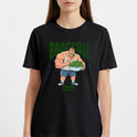 Camiseta com estampa frontal de um fisiculturista segurando uma tigela cheia de brócolis, com a palavra "Broccoli" em destaque acima dele.