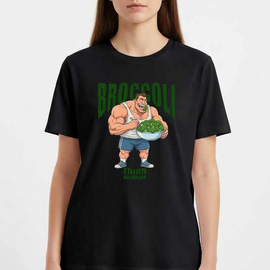 Camiseta com estampa frontal de um fisiculturista segurando uma tigela cheia de brócolis, com a palavra "Broccoli" em destaque acima dele.