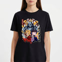 Camiseta com estampa frontal de três personagens em estilo animado, cercados por símbolos místicos e letras verticais estilizadas à esquerda.