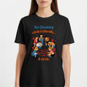 Camiseta com estampa frontal de crianças vestidas como pequenos demônios em círculo ao redor de um pentagrama, acompanhadas da frase "Our friendship circle is literally... A circle."