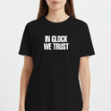 Camiseta com estampa frontal de texto centralizado "IN GLOCK WE TRUST" em fonte negrito, destacando-se pela simplicidade e impacto das palavras.
