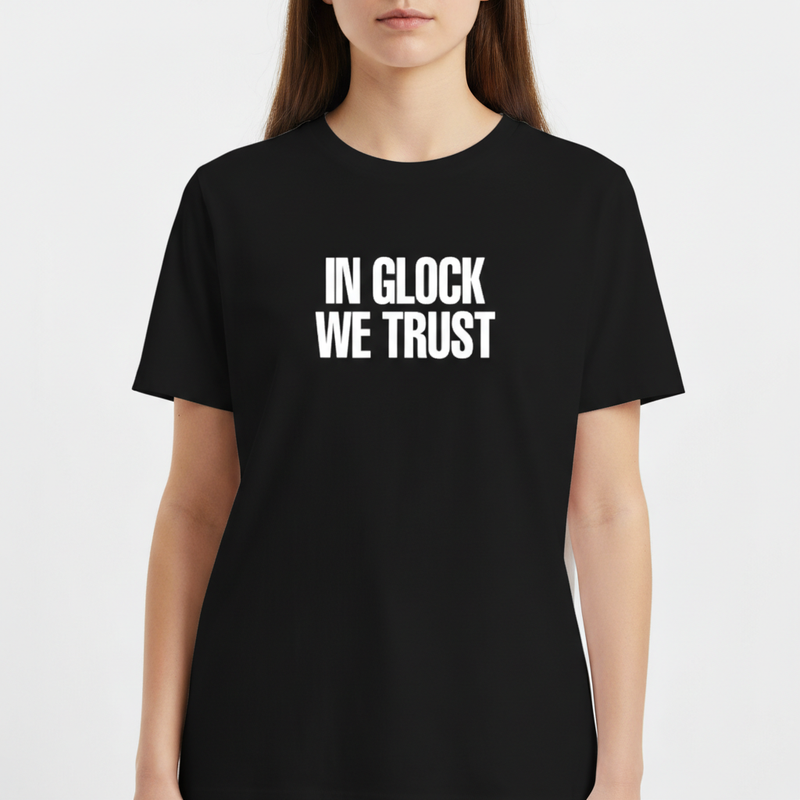 Camiseta com estampa frontal de texto centralizado "IN GLOCK WE TRUST" em fonte negrito, destacando-se pela simplicidade e impacto das palavras.