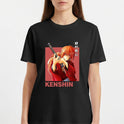 Camiseta com estampa frontal de personagem de anime empunhando uma espada, com cabelo laranja e trajando kimono, sobre fundo destacado, acompanhada por texto.