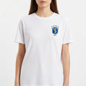 Camiseta com estampa frontal de escudo com a sigla "CBF" e estampa traseira de número grande "6" em estilo tridimensional.