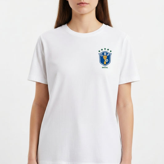 Camiseta com estampa frontal de escudo com a sigla "CBF" e estampa traseira de número grande "6" em estilo tridimensional.