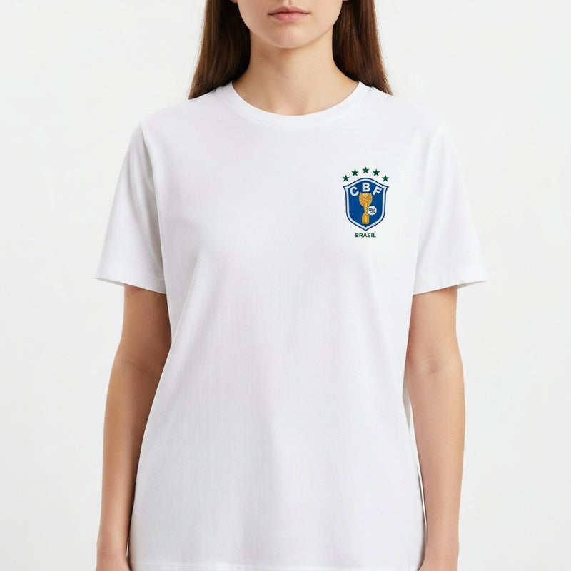 Camiseta com estampa frontal de escudo com a sigla "CBF" e estampa traseira de número grande "6" em estilo tridimensional.
