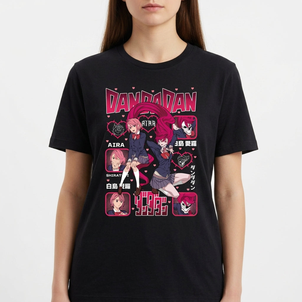 Camiseta com estampa frontal de personagens de anime em poses dinâmicas, cercados por quadrados com retratos menores e textos estilizados japoneses.