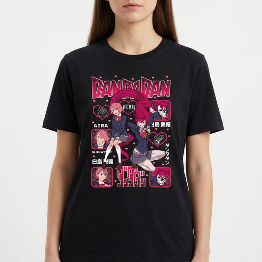 Camiseta com estampa frontal de personagens de anime em poses dinâmicas, cercados por quadrados com retratos menores e textos estilizados japoneses.