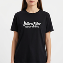 Camiseta com estampa frontal de texto estilizado pequeno no peito e estampa traseira de grande texto artístico com efeito de respingos e escorridos.