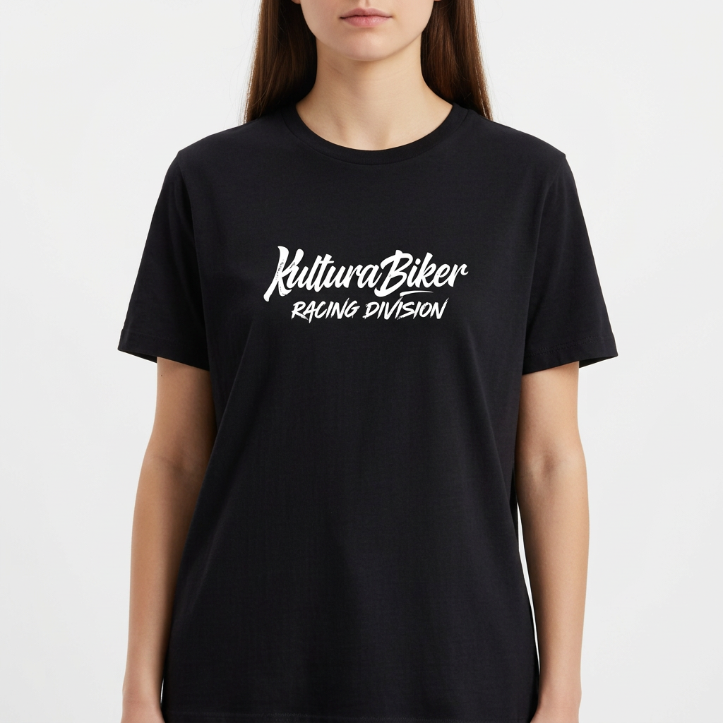Camiseta com estampa frontal de texto estilizado pequeno no peito e estampa traseira de grande texto artístico com efeito de respingos e escorridos.