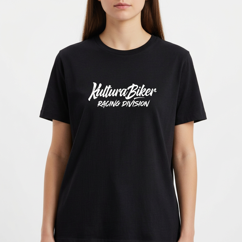 Camiseta com estampa frontal de texto estilizado pequeno no peito e estampa traseira de grande texto artístico com efeito de respingos e escorridos.