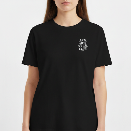 Camiseta com estampa frontal de texto estilizado "ANTI ABNT SOCIAL CLUB" e estampa traseira ampliada do mesmo texto acompanhada de pequeno "NO BRUXO STUDIOS".
