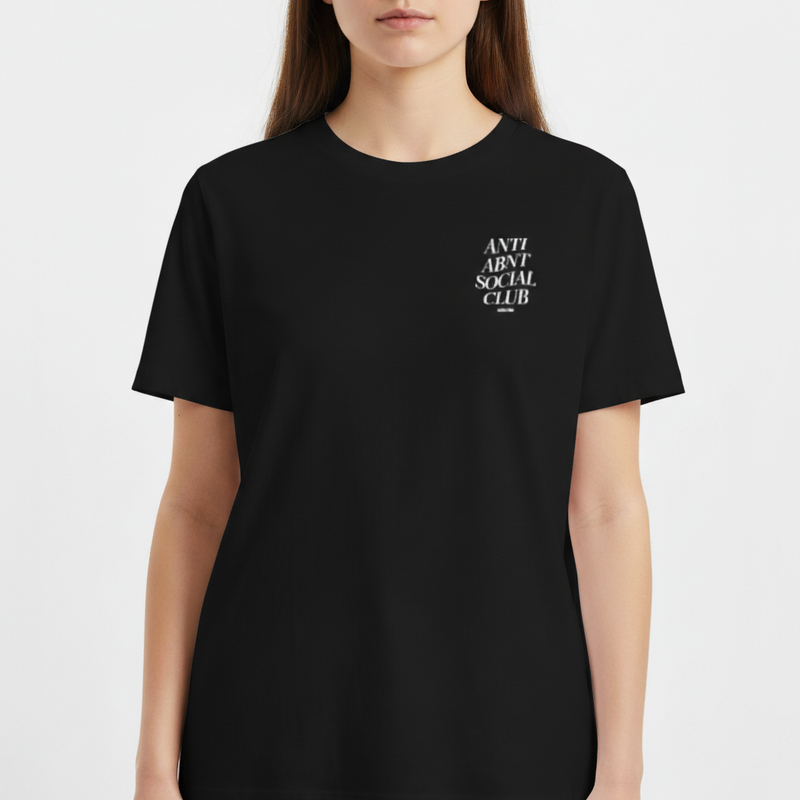 Camiseta com estampa frontal de texto estilizado "ANTI ABNT SOCIAL CLUB" e estampa traseira ampliada do mesmo texto acompanhada de pequeno "NO BRUXO STUDIOS".