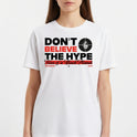 Camiseta com estampa frontal de texto "Don't Believe the Hype" em negrito, incluindo um alvo icônico e a frase decorativa "Fear of a Black Planet".