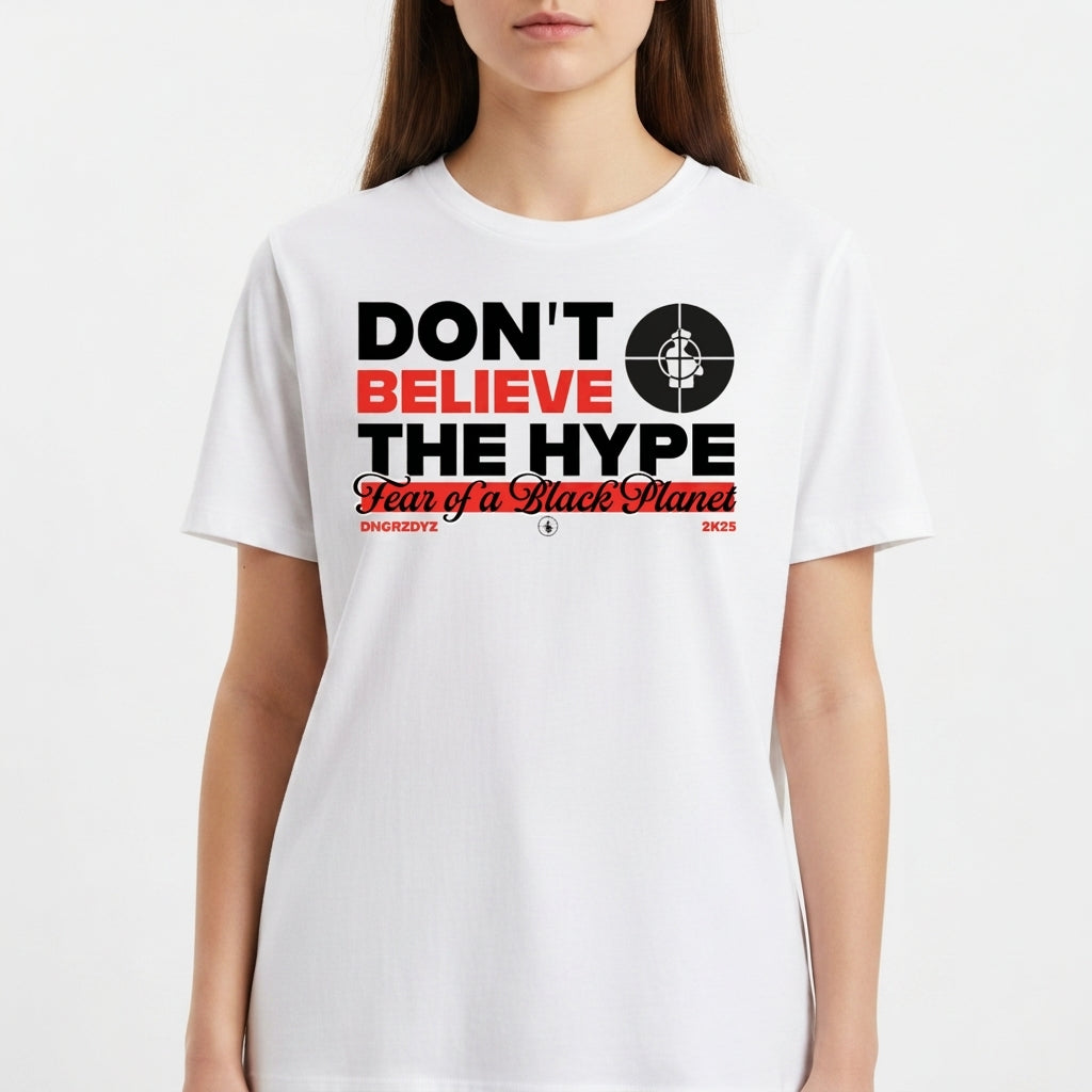 Camiseta com estampa frontal de texto "Don't Believe the Hype" em negrito, incluindo um alvo icônico e a frase decorativa "Fear of a Black Planet".