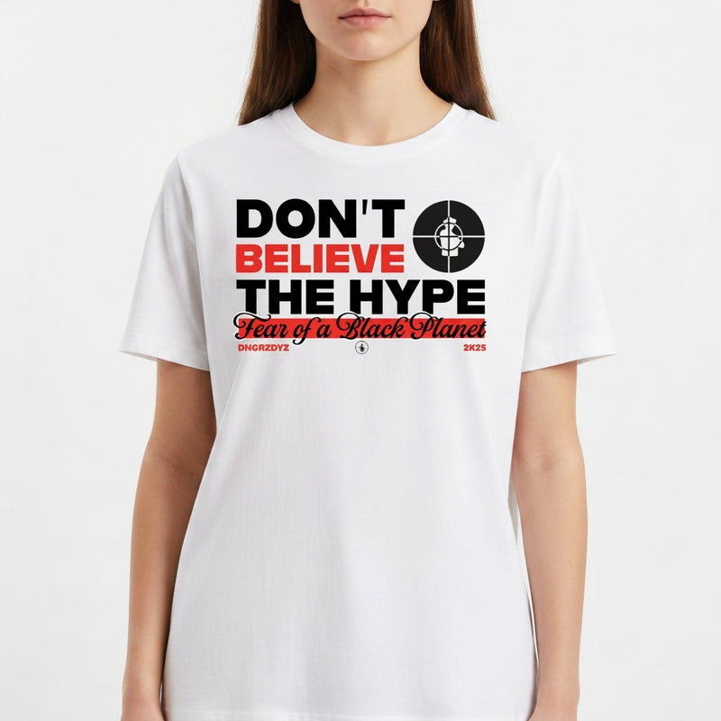 Camiseta com estampa frontal de texto "Don't Believe the Hype" em negrito, incluindo um alvo icônico e a frase decorativa "Fear of a Black Planet".