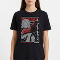 Camiseta com estampa frontal de personagem estilizado em tons de cinza e vermelho, com elementos de design geométrico e texto ao redor.