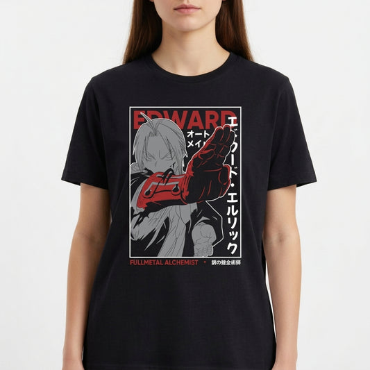 Camiseta com estampa frontal de personagem estilizado em tons de cinza e vermelho, com elementos de design geométrico e texto ao redor.