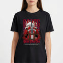 Camiseta com estampa frontal de personagem estilizado segurando uma espada grande, fundo cheio de detalhes gráficos intensos e letras estilizadas acima e abaixo.