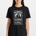 Camiseta com estampa frontal de rótulo estilizado contendo ilustração de pirata e textos variados em estilo clássico, imitando uma famosa marca de bebida.