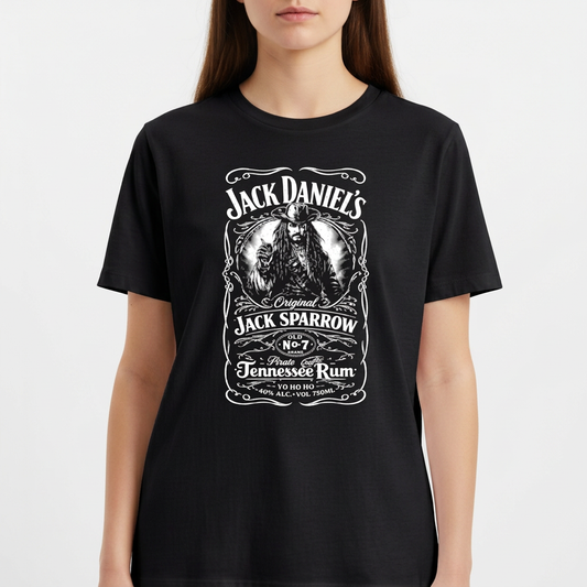 Camiseta com estampa frontal de rótulo estilizado contendo ilustração de pirata e textos variados em estilo clássico, imitando uma famosa marca de bebida.