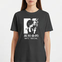 Camiseta com estampa frontal de ilustração em estilo minimalista de pessoa fumando com fumaça estilizada, acompanhada dos textos "Anti Social" em caracteres ocidentais e orientais.