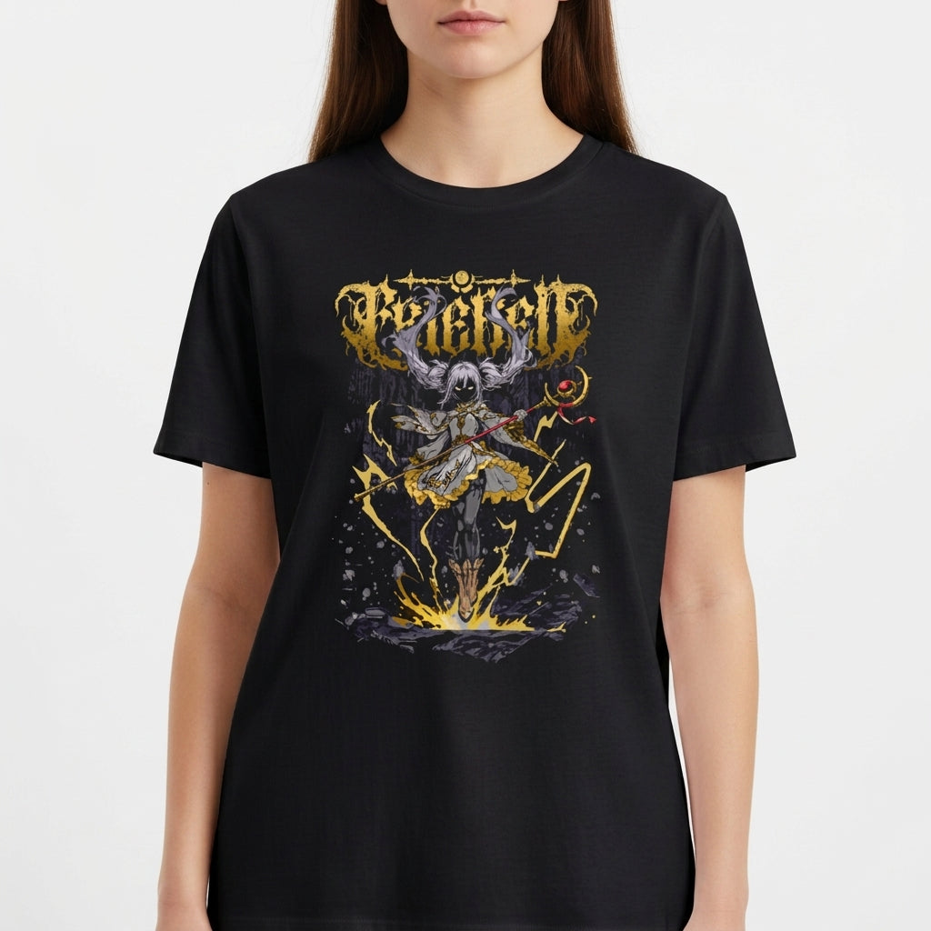 Camiseta com estampa frontal de figura mitológica segurando uma lança em posição dinâmica, cercada por raios e efeitos luminosos, com inscrições estilizadas no topo.