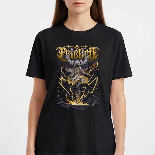 Camiseta com estampa frontal de figura mitológica segurando uma lança em posição dinâmica, cercada por raios e efeitos luminosos, com inscrições estilizadas no topo.