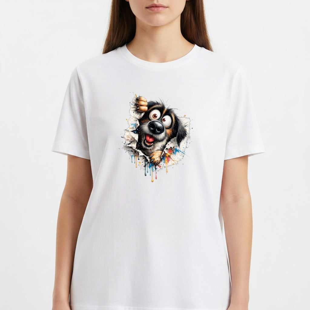 Camiseta com estampa frontal de cachorro expressivo saindo de um rasgo no tecido, com detalhes de tinta escorrendo e efeitos artísticos dinâmicos.