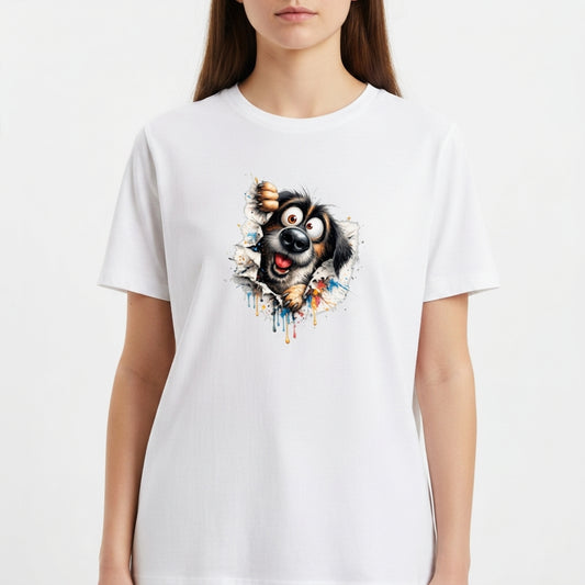 Camiseta com estampa frontal de cachorro expressivo saindo de um rasgo no tecido, com detalhes de tinta escorrendo e efeitos artísticos dinâmicos.