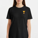 Camiseta com estampa frontal de troféu estilizado pequeno e estampa traseira de troféu grande sobre frase "QUEM VENCER HERDARÁ TODAS ESSAS COISAS APOCALIPSE 21:7".