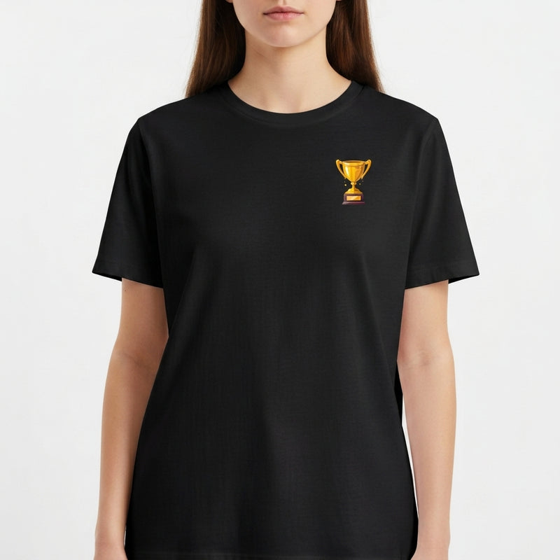 Camiseta com estampa frontal de troféu estilizado pequeno e estampa traseira de troféu grande sobre frase "QUEM VENCER HERDARÁ TODAS ESSAS COISAS APOCALIPSE 21:7".