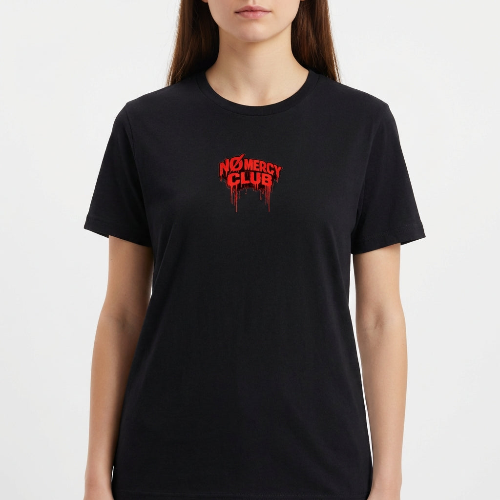 Camiseta com estampa frontal de texto estilizado "No Mercy Club" com efeito de gotejamento e estampa traseira de cobra ameaçadora também com gotejamento.