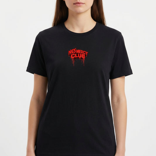 Camiseta com estampa frontal de texto estilizado "No Mercy Club" com efeito de gotejamento e estampa traseira de cobra ameaçadora também com gotejamento.
