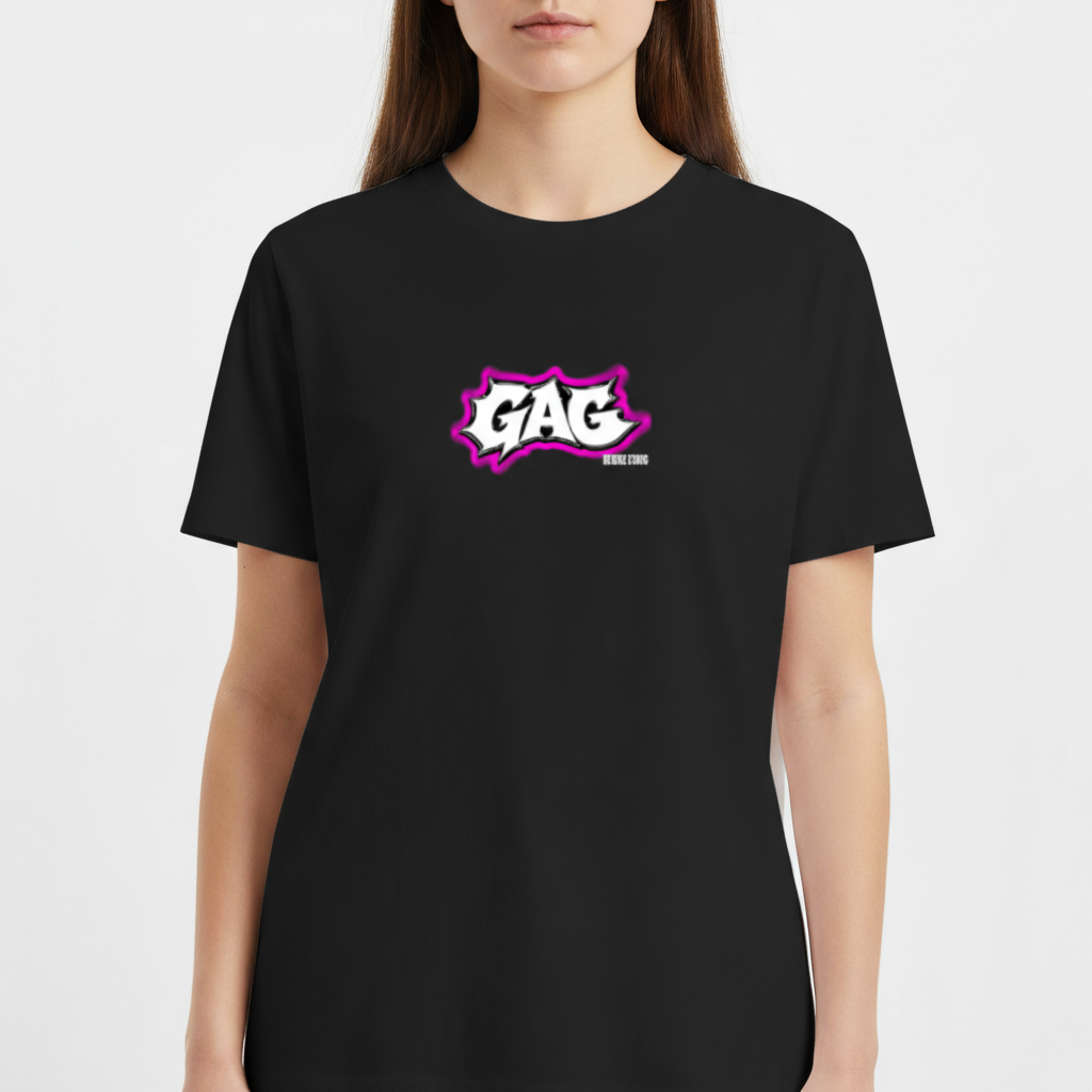 Camiseta com estampa frontal de letras estilizadas em negrito com contorno delineado, acompanhadas de um detalhe gráfico ao lado inferior direito.