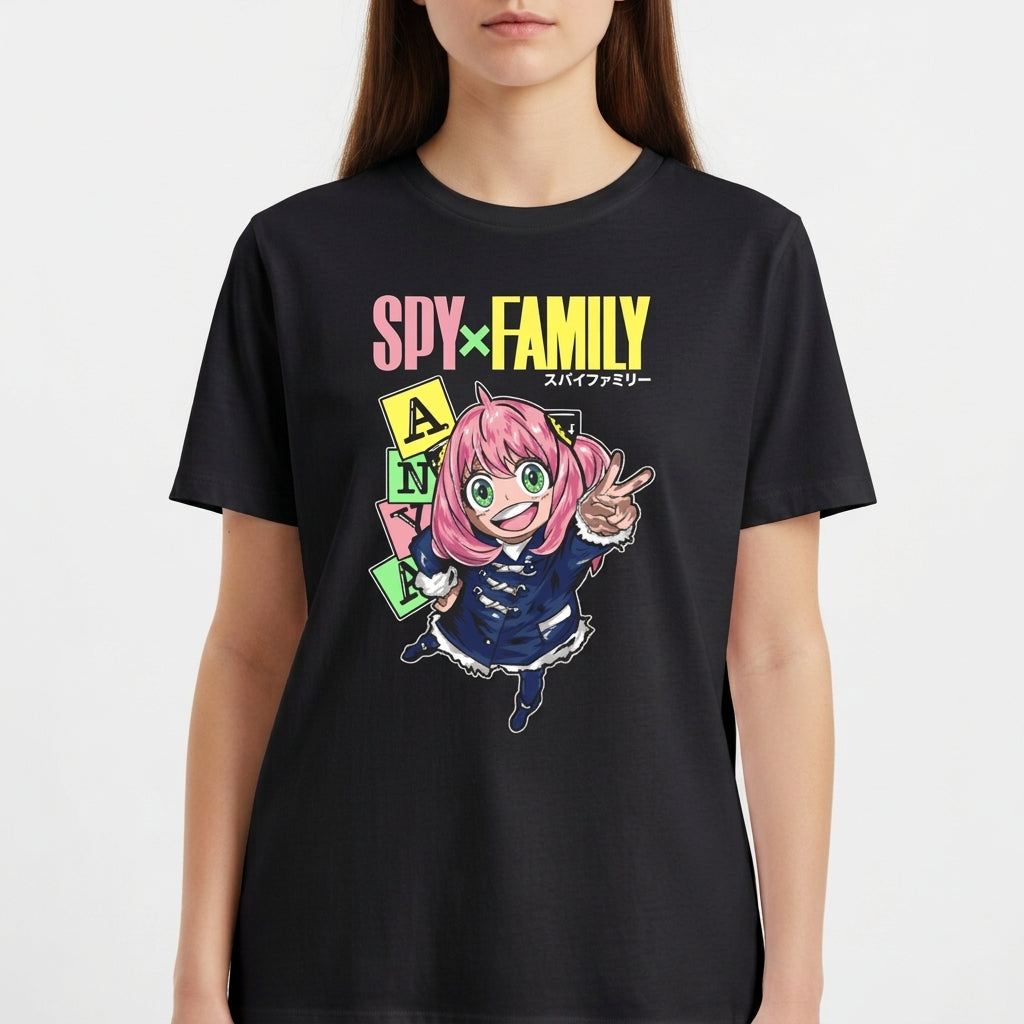 Camiseta com estampa frontal de personagem animado de cabelo rosa, cercado por blocos com letras coloridas, sobre o texto "SPY x FAMILY".