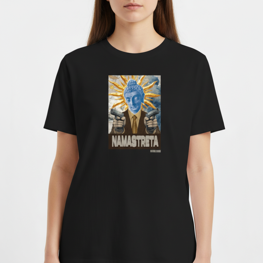 Camiseta com estampa frontal de figura com cabeça estilizada ao sol, vestindo terno e apontando, acompanhada do texto "NAMASTRETA".