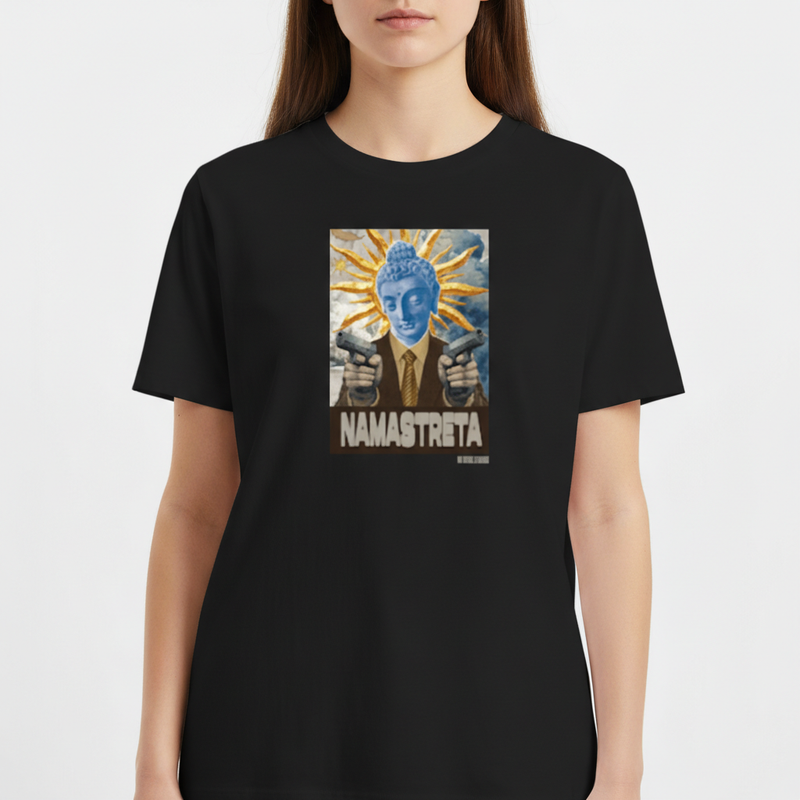 Camiseta com estampa frontal de figura com cabeça estilizada ao sol, vestindo terno e apontando, acompanhada do texto "NAMASTRETA".