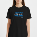 Camiseta com estampa frontal de frase inspiradora em fontes diversas, destacando "your vibe attracts your tribe," com pequenos detalhes textuais adicionais.