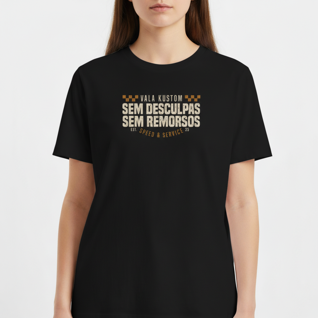 Camiseta com estampa frontal de texto estilizado "VALA KUSTOM, SEM DESCULPAS, SEM REMORSOS" e "EST. SPEED & SERVICE 25" com detalhes quadrados.