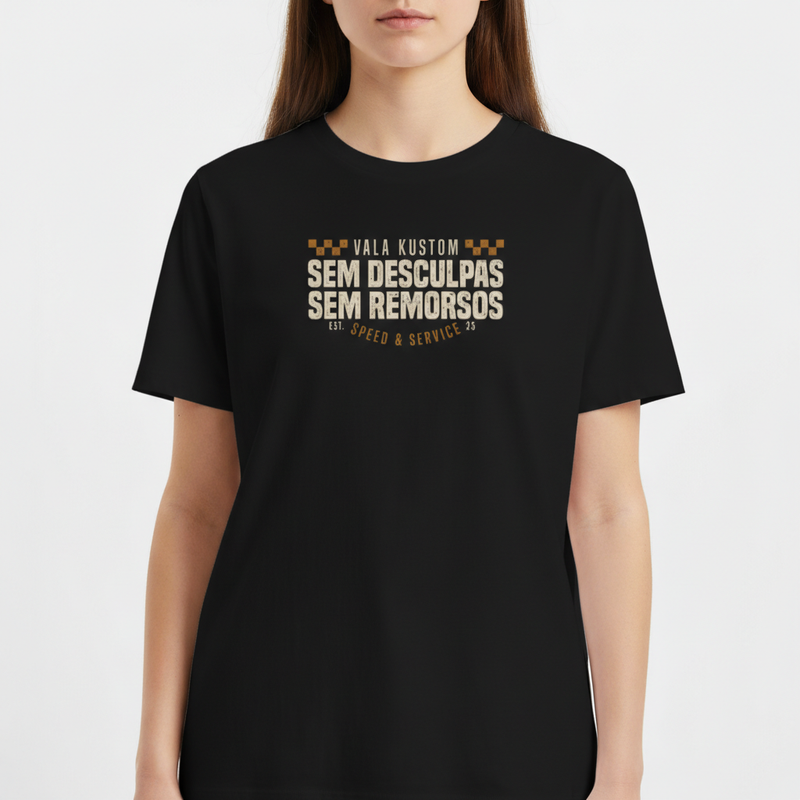 Camiseta com estampa frontal de texto estilizado "VALA KUSTOM, SEM DESCULPAS, SEM REMORSOS" e "EST. SPEED & SERVICE 25" com detalhes quadrados.