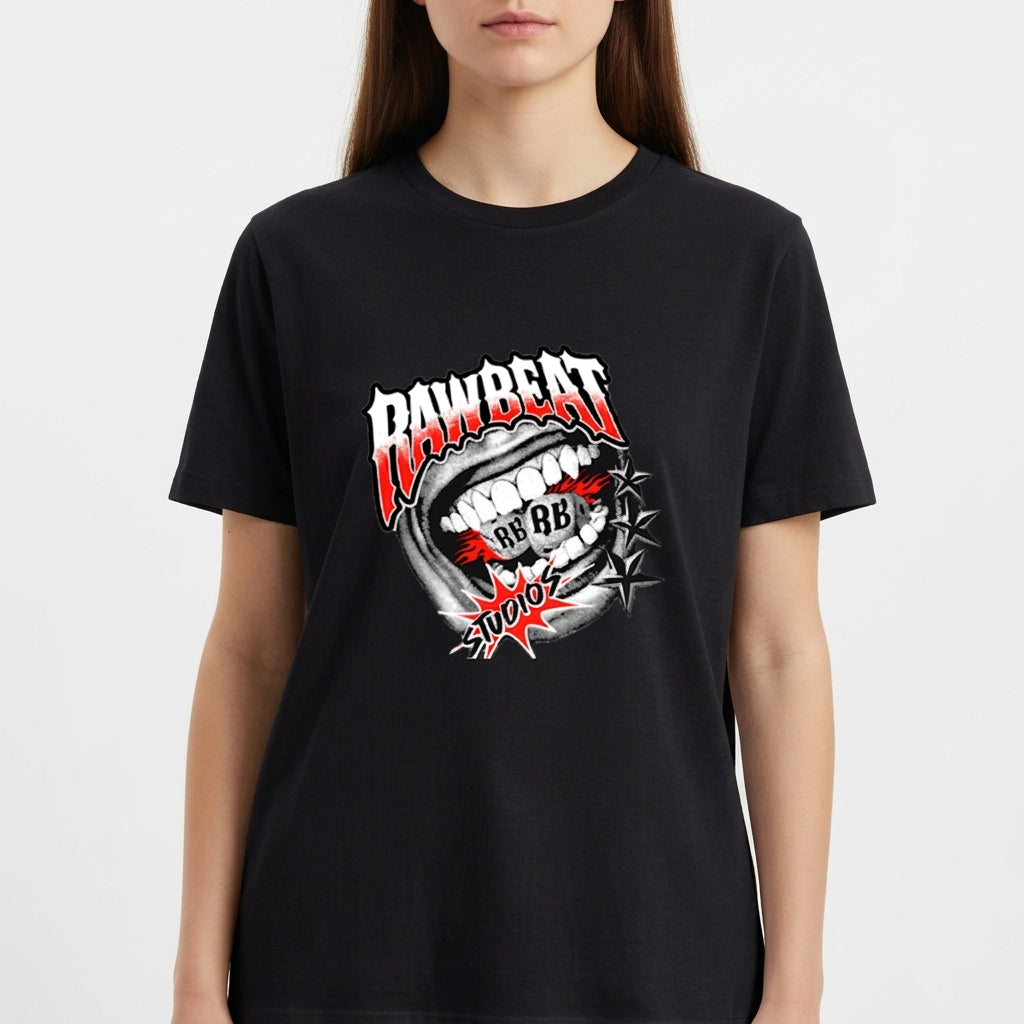 Camiseta com estampa frontal de boca escancarada mostrando a língua com as letras "RB" e estrelas pontiagudas ao lado da palavra "Rawbeat" em destaque.