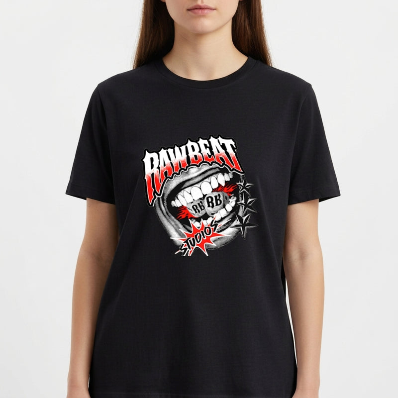 Camiseta com estampa frontal de boca escancarada mostrando a língua com as letras "RB" e estrelas pontiagudas ao lado da palavra "Rawbeat" em destaque.