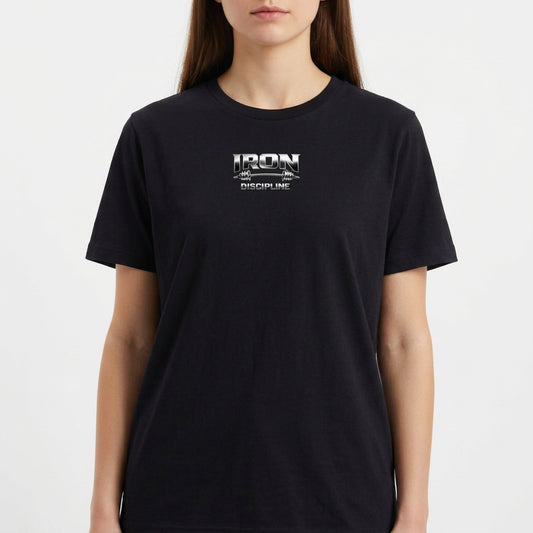 Camiseta com estampa frontal de "IRON Discipline" com halteres e estampa traseira de "FOCO TODOS OS DIAS" sobre "IRON DISCIPLINE" em letras destacadas.