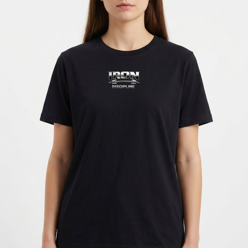 Camiseta com estampa frontal de "IRON Discipline" com halteres e estampa traseira de "FOCO TODOS OS DIAS" sobre "IRON DISCIPLINE" em letras destacadas.
