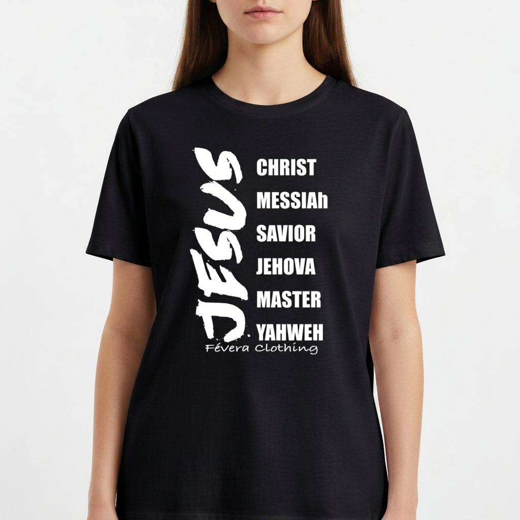 Camiseta com estampa frontal de palavras em lista incluindo "JESUS" em destaque vertical, seguidas por termos como "CHRIST", "MESSIAh" e "SAVIOR".