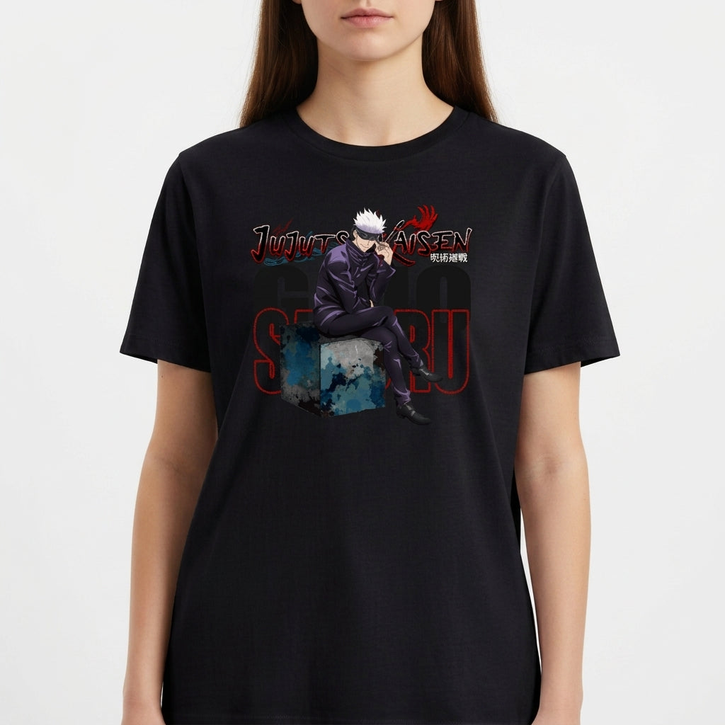 Camiseta com estampa frontal de personagem sentado com cabelo branco e óculos escuros, acompanhado de texto estilizado em japonês e inglês.