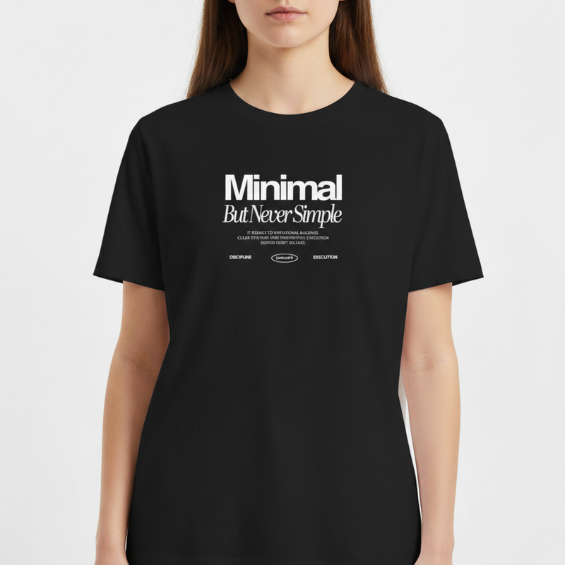 Camiseta com estampa frontal de texto "Minimal But Never Simple" seguido de subtitulos sobre construção, sistemas, execução e disciplina.