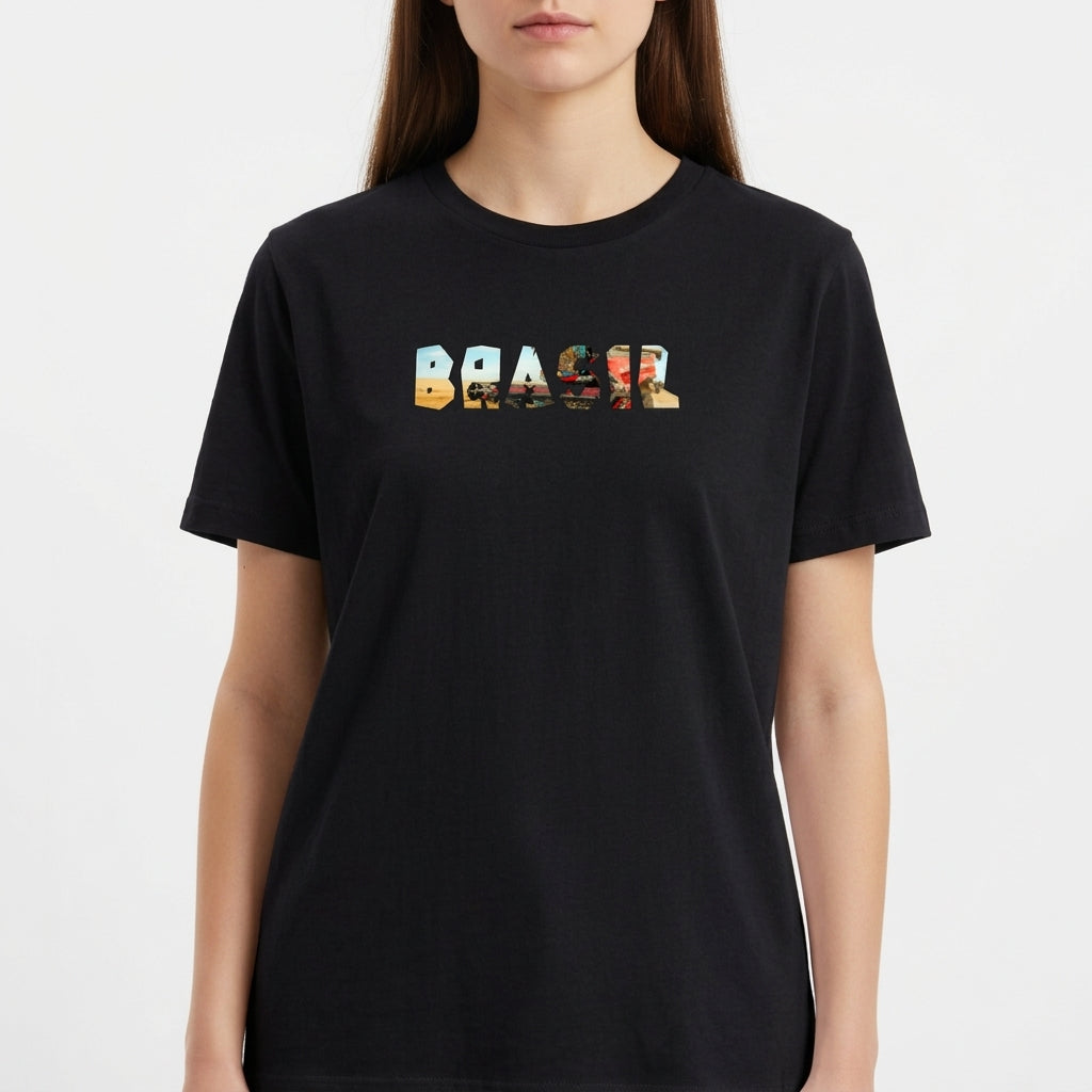 Camiseta com estampa frontal da palavra "BRASIL" composta por imagens icônicas e detalhes diversos, e estampa traseira discreta em texto estilizado na parte superior.